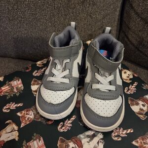 Nike Kids Gray and White Sneakers with Straps